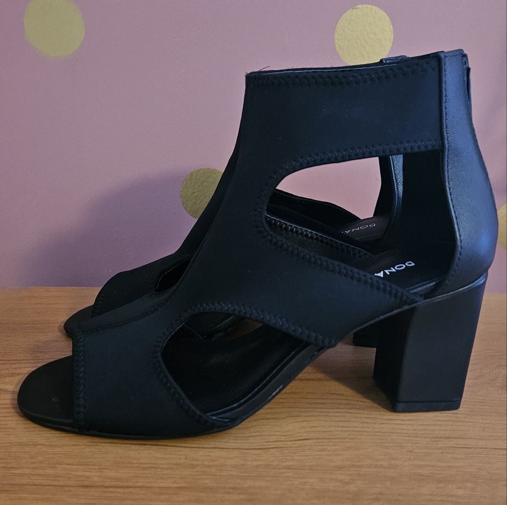 Donald/Pliner Black Heels - Picture 4 of 9